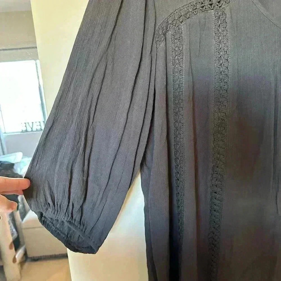 Short Sleeve Grey Top with Beautiful Lace-like Embellishments - Picture 4 of 6